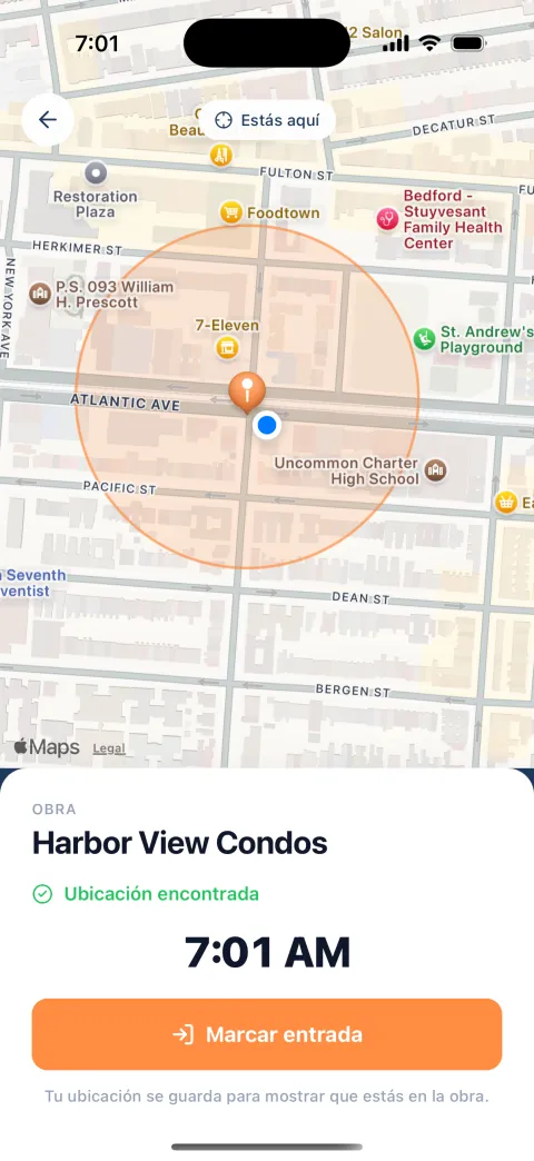 La pantalla Marcar entrada de un trabajador: un mapa de la obra y el botón Marcar entrada.
